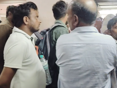 एसएमएस अस्पताल में लगी मरीजों की कतार। ज्यादातर मौसमी बीमारियों से पीड़ित हैं।