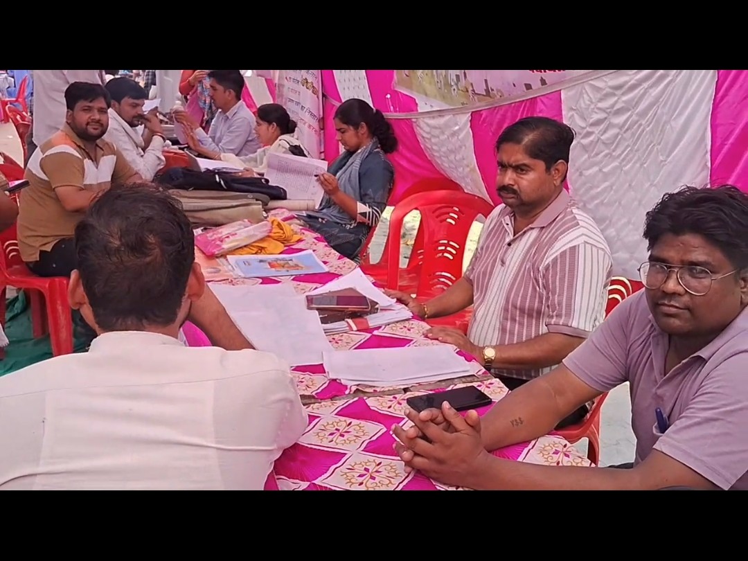 सेवा शिविरों कर्मचारियों की उदासीनता से परेशान आमजन।