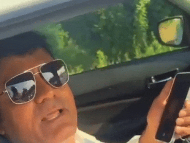 भरतपुर में ट्रक वालों से ठगी करने वाले को ड्राइवरों ने दबोच लिया। वीडियो बनाने लगे। आरोपी युवक बोला कि वह पूर्व सरपंच है। आरोपी के खिलाफ ट्रक वालों ने FIR दर्ज कराई है।