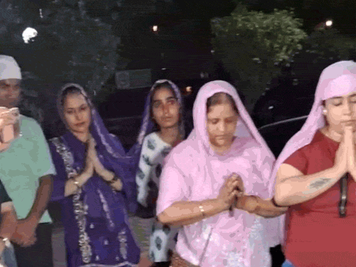 फोर्टिस अस्पताल के बाहर राजवीर जवंदा के लिए अस्पताल के बाहर लोग अरदास कर रहे।