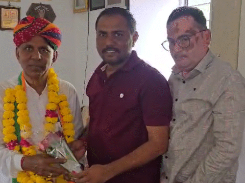 मेवाराम शनिवार की तड़के करीब 3 बजे बाड़मेर पहुंचे थे। जैसे ही समर्थकों को उनके आने की सूचना मिली तो वे स्वागत करने पहुंच गए।