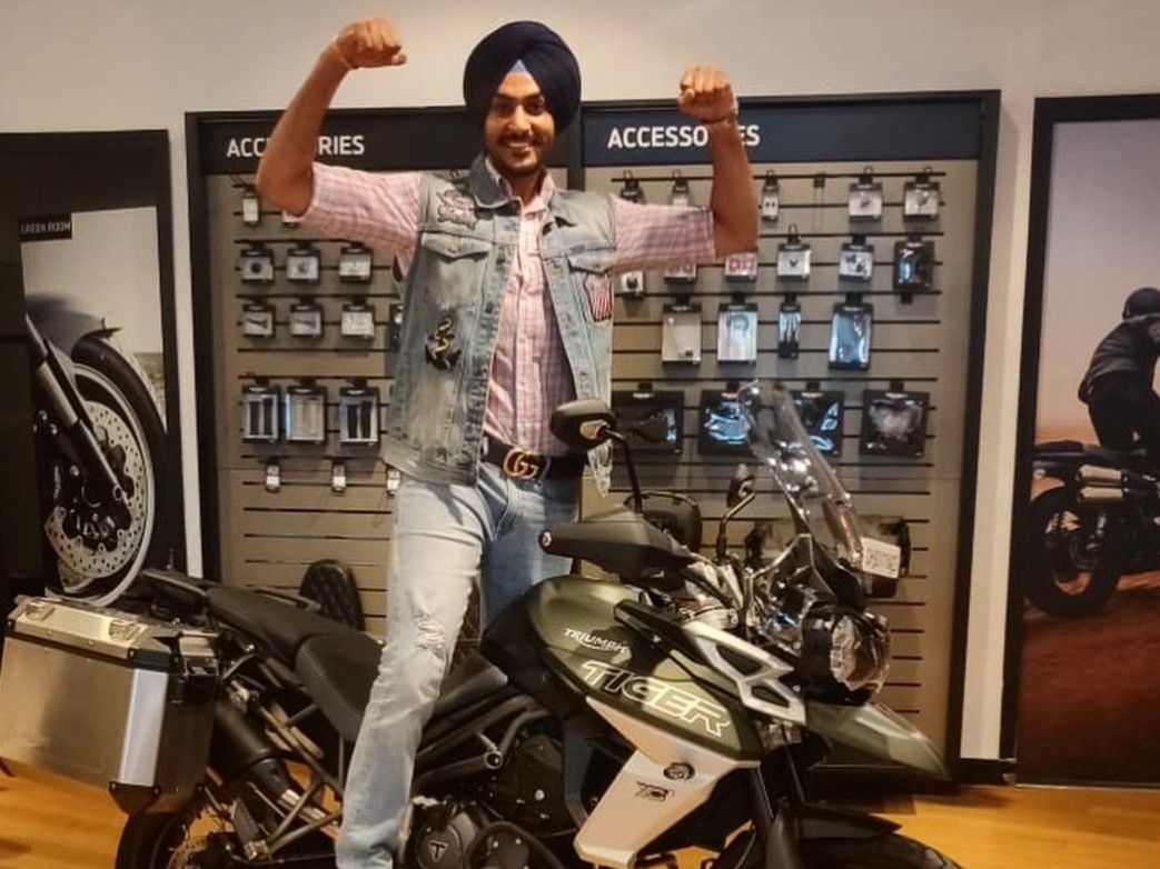 पंजाबी गायक राजवीर जावंदा व्हेंटिलेटरवर: हिमाचलमध्ये दुचाकीवरून पडला, डोके-पाठीच्या कण्याला दुखापत, हृदयविकाराचा झटकाही आला राजवीर जावंदा त्याच्या दुचाकीसह. - फाइल फोटो