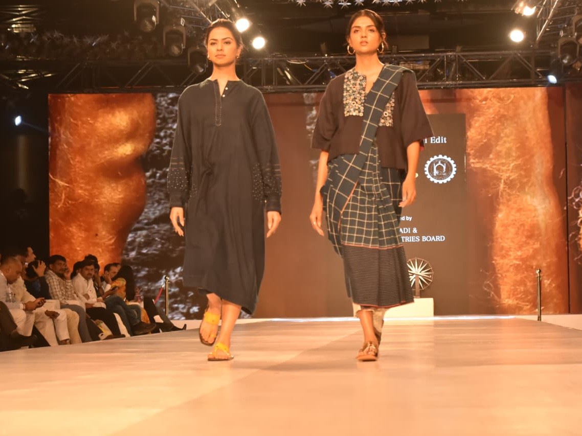 खादी फैशन शो ने खादी को दी आधुनिक पहचान:  यूपी इंटरनेशनल ट्रेड शो में मालिनी अवस्थी ने बांधा समां – Noida (Gautambudh Nagar) News