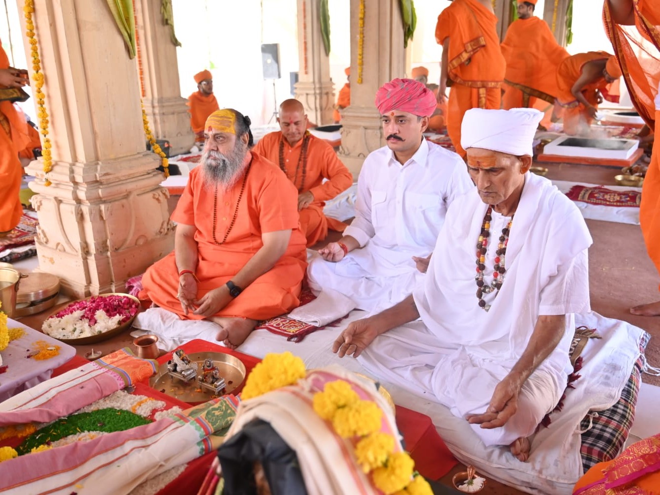 दर्शन के बाद तुलछाराम महाराज ने नवरात्र पर्व के उपलक्ष्य में चल रहे धार्मिक अनुष्ठान में पूजा-अर्चना कर आहुतियां दी।