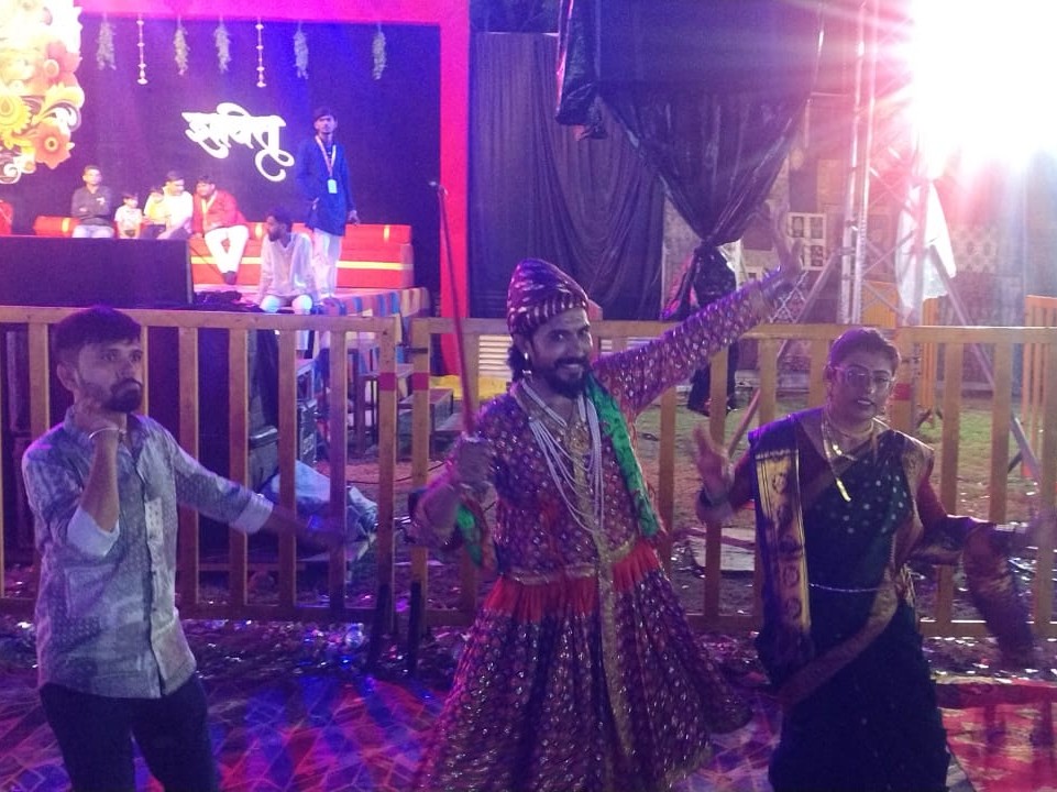 अलग अलग वेशभूषा में गरबा खेलने पहुंचे गरबाप्रेमी।