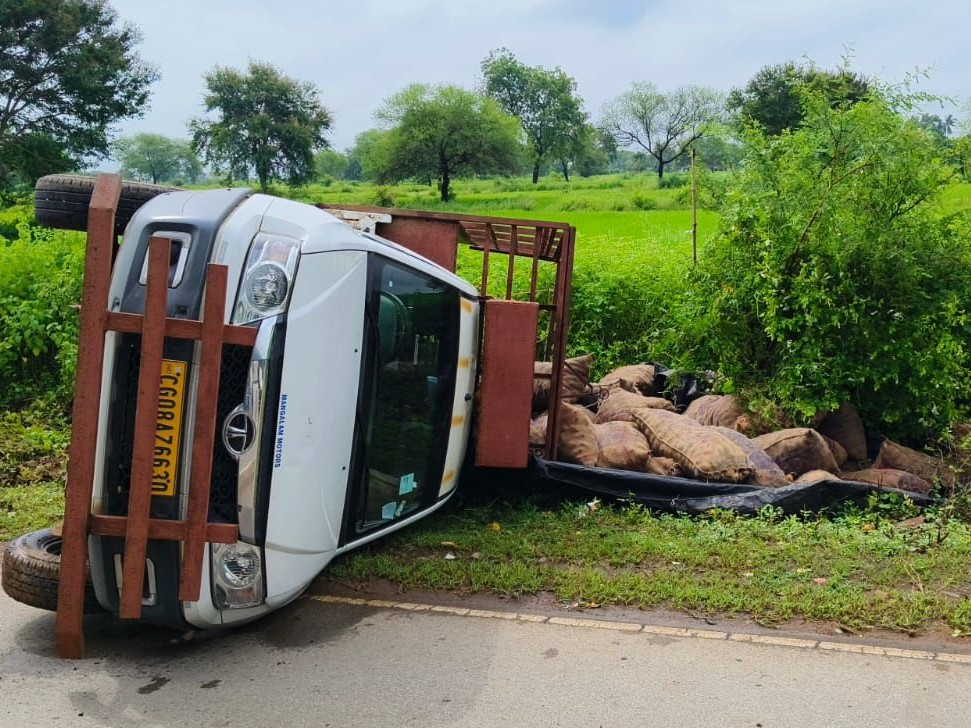 टक्कर के बाद पिकअप वाहन पलटी।