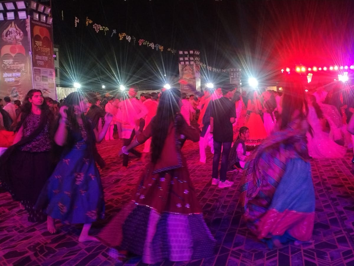 शहर के पीजी कॉलेज ग्राउंड पर गरबा का आयोजन किया गया।