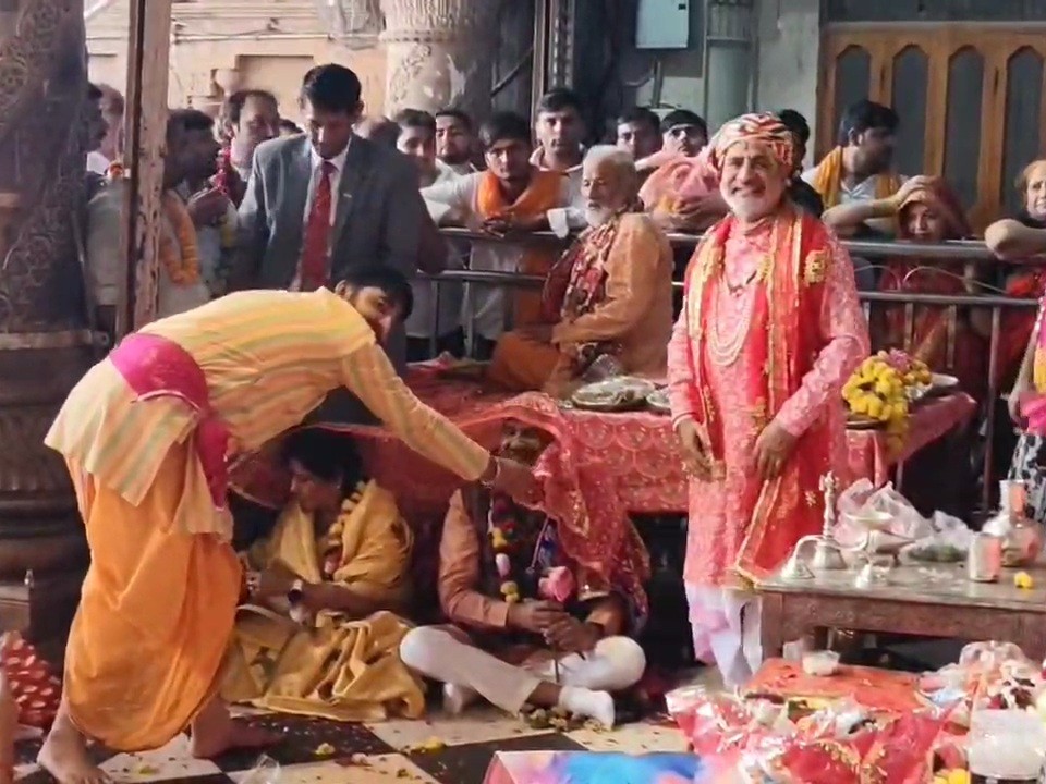 लोकसभा स्पीकर ओम बिरला को राधा रानी की प्रसादी चुनरी को ओढ़ाते हुए मंदिर के सेवायत गोस्वामी