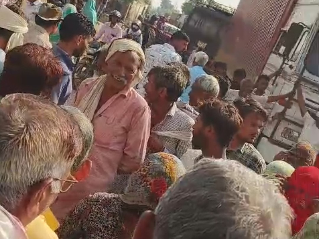 चंबल लाइन से कई दिनों से पानी की आपूर्ति ठप होने के कारण ग्रामीणों में भारी आक्रोश।