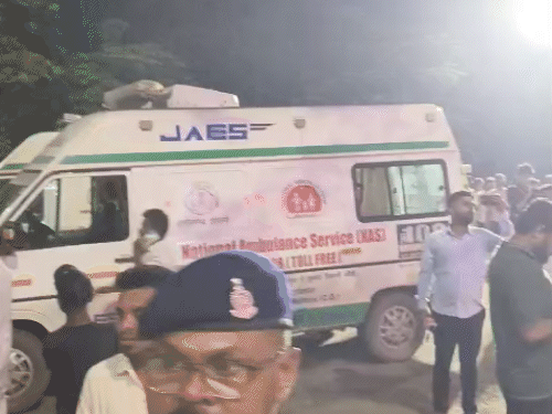 हादसे का पता चलते ही प्लांट के बाहर एंबुलेंस और स्थानीय लोगों की भीड़ जमा हो गई थी।