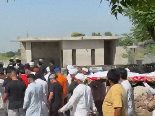 खान साब की मां को भंदाल दोना के कब्रिस्तान लेकर जाते परिजन
