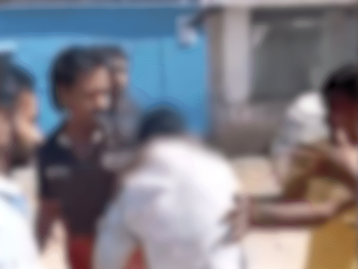 इसके बाद उसे पकड़कर पीटना शुरू कर दिया।