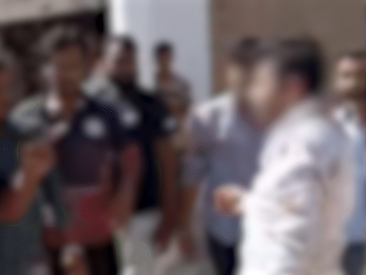 बाल-पकड़े और धक्का देकर जमीन पर गिरा दिया।