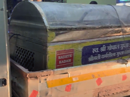 प्लांट हादसे में मृतकों के शव को अस्पताल ले जाया गया।