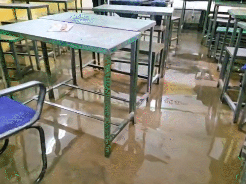 स्कूल परिसर और क्लासरूम के अंदर भी पानी भर गया।