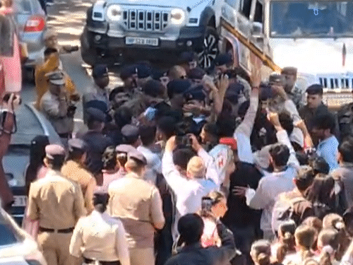 विधायक जनारठा का विरोध कर रहे कार्यकर्ताओं को हटाती पुलिस।