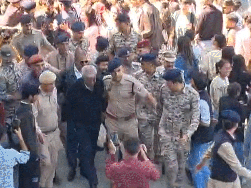 मीटिंग में पहुंचे विधायक हरीश जनारठा को ले जाती पुलिस।