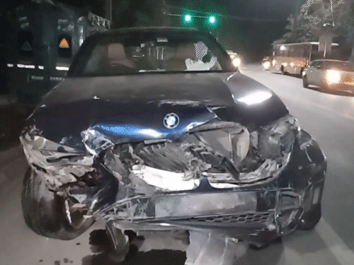 तस्वीर 14 सितंबर की रात की है। टक्कर के बाद BMW का आगे का हिस्सा क्षतिग्रस्त हुआ था।