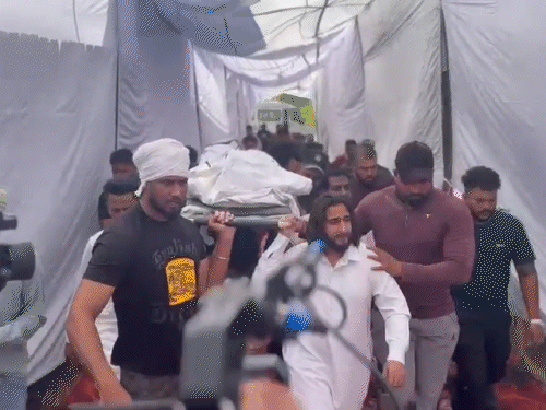 कंधा देकर मां सलमा परवीन को आखिरी विदाई देते खान साब।