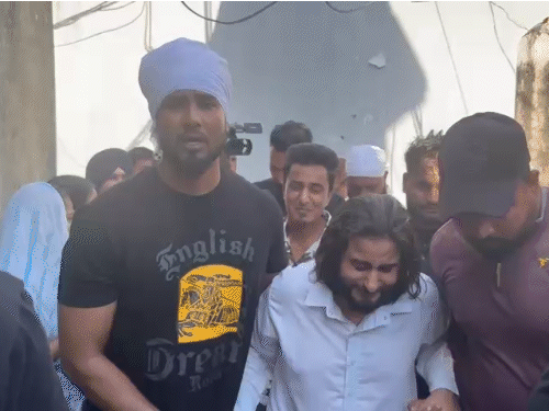 मां के निधन पर भावुक खान साब को ढांढस बंधाते उनके करीबी।