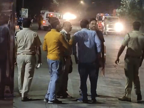 सिलतरा स्थित प्लांट के बाहर प्रशासनिक और पुलिस की टीम तैनात रही।