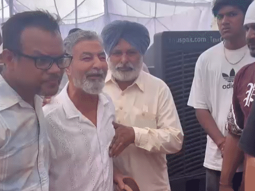 खान साब की मां के निधन पर विलाप करते परिजन।