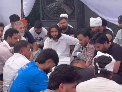 कपूरथला में अपने घर पर आए लोगों के बीच बैठे खान साब।