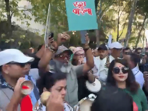 बांग्लादेशी प्रवासियों ने शुक्रवार को संयुक्त राष्ट्र मुख्यालय के बाहर मोहम्मद यूनुस के खिलाफ प्रदर्शन किया। - Dainik Bhaskar