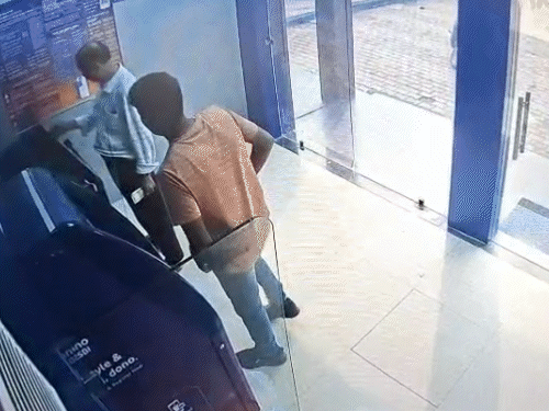 अज्ञात शख्स बार-बार ATM धारक के पीछे खड़ा होकर जानकारी ले रहा था।