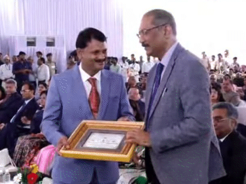 तेलंगाना हाईकोर्ट के चीफ जस्टिस पीसेम कोशी को स्मृति चिन्ह भेंट कर स्वागत किया गया।