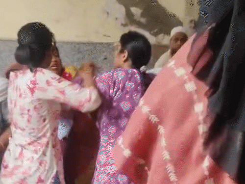 लोग बीच-बचाव करते रहे, लेकिन दोनों एक दूसरे को छोड़ने के लिए तैयार नहीं थीं।