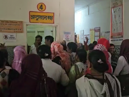 गुस्साई आशाओं ने अल्ट्रासाउंड कक्ष के बाहर जमकर नारेबाजी की।