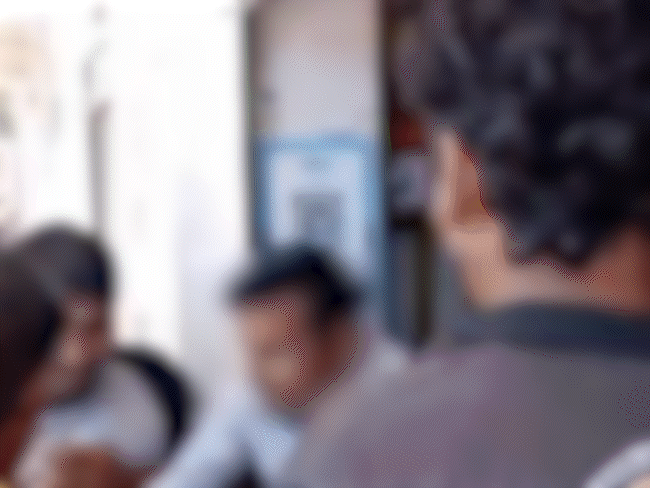 परिजनों ने पकड़कर व्यापारी को दुकान से बाहर खींच लिया।