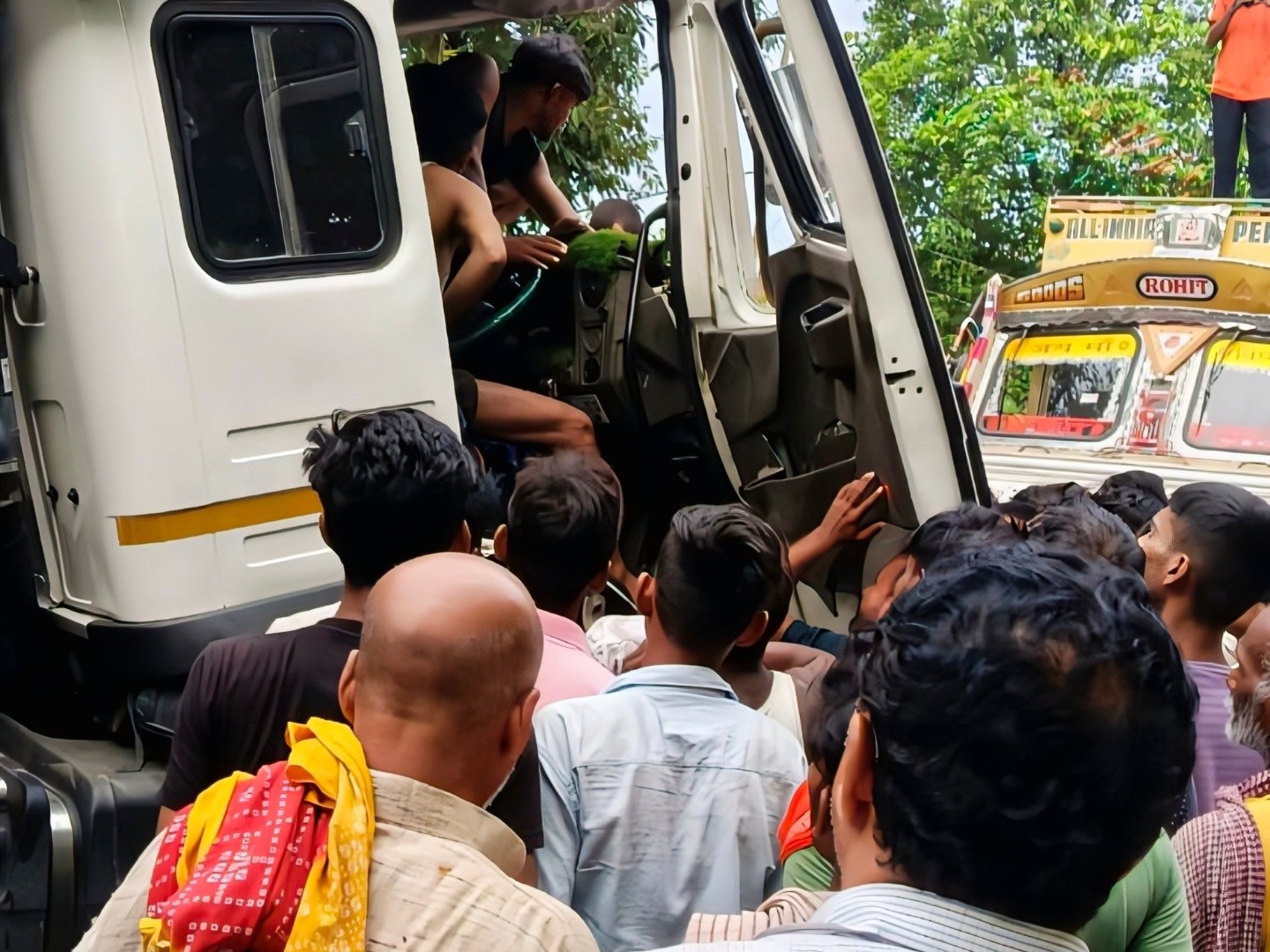 Dumper truck collides with truck trailer in Karakat | काराकाट में डंपर ...