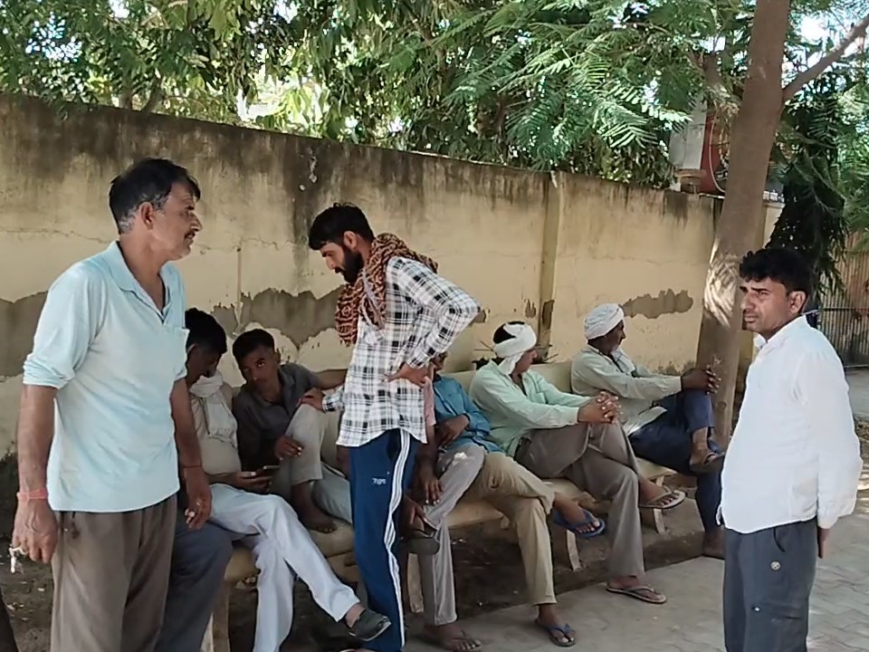 अस्पताल के बाहर विलाप करते परिजन