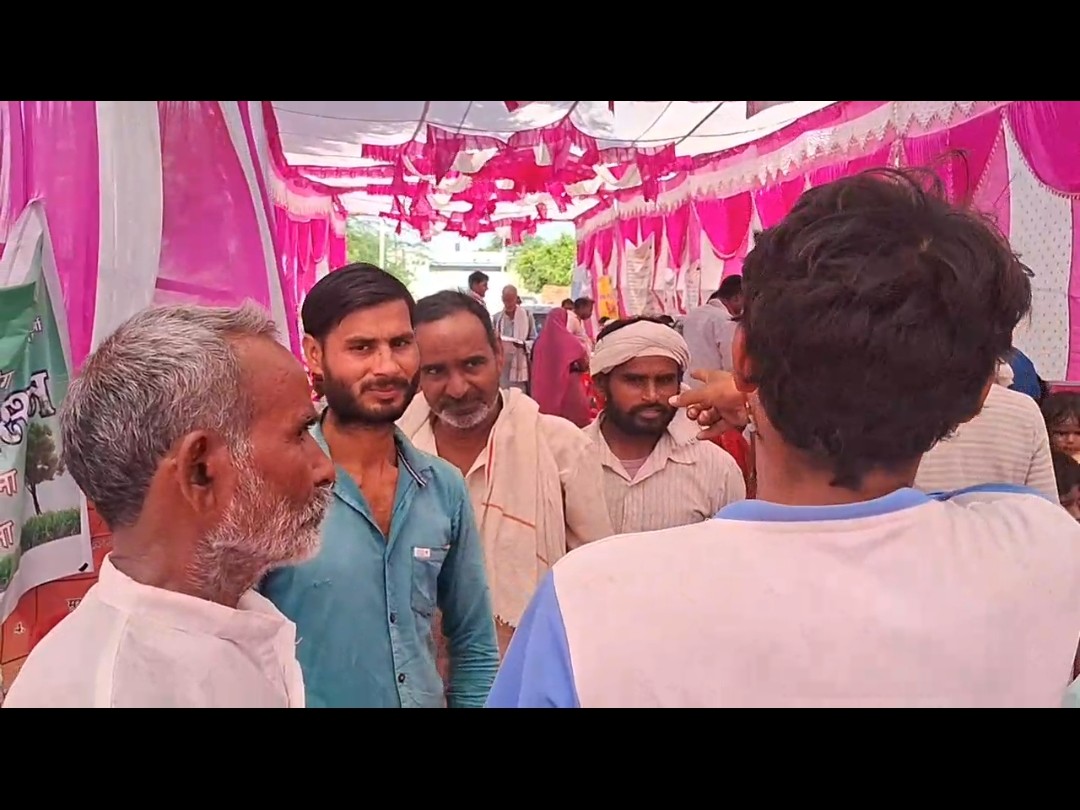 एक काउंटर से दूसरे काउंटर चक्कर काटकर बेहाल होते फरियादी।
