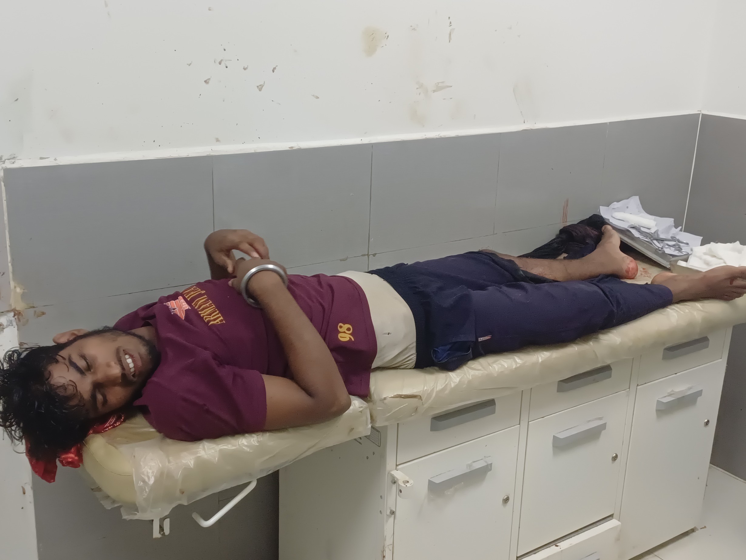 Ankush is shot in the leg. His condition remains serious.
