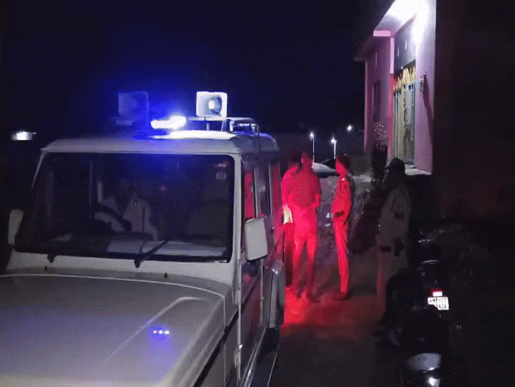 पुलिस ने घटनास्थल पर जांच की थी। सिर पर भारी हथियार से हत्या किए जाने का दावा किया था।