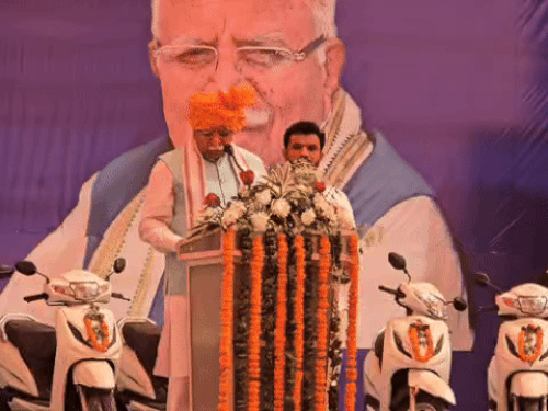 Manohar Lal Khattar addressing the stage.