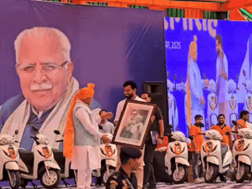 MLA Devendra Kadian presented a painting of him to Manohar Lal on stage.