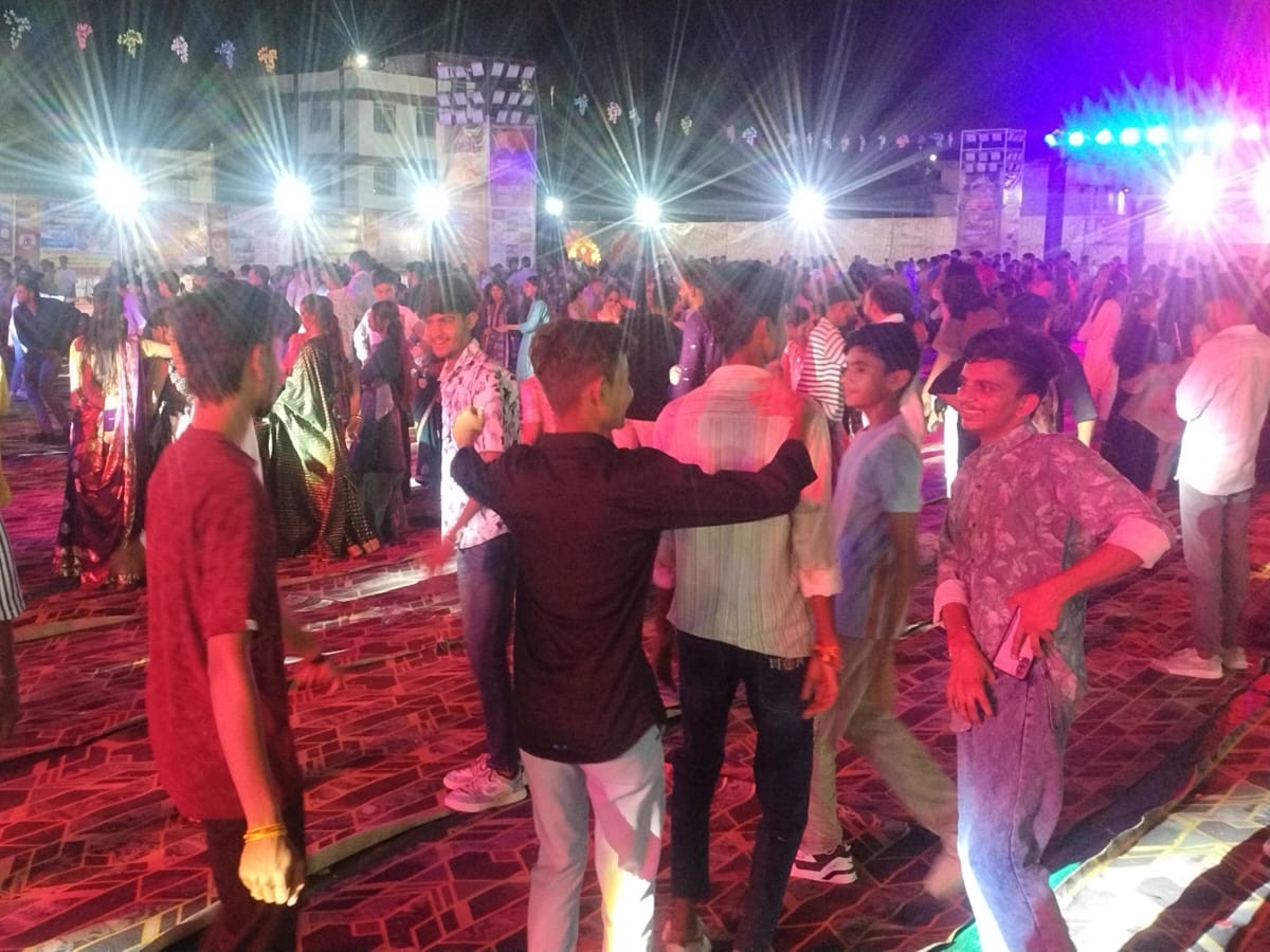 गरबा नृत्य करके दिखे युवक।