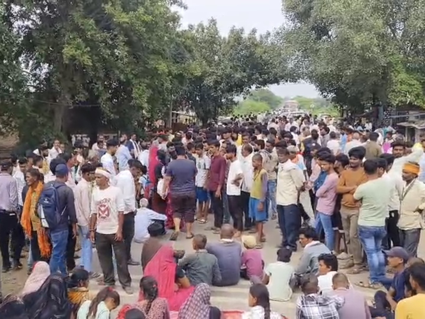 इस दौरान बड़ी संख्या में मौजूद रहे।