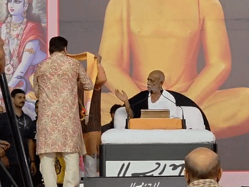 संत मुरारी बापू ने अंग वस्त्र भेंट करके लोकसभा अध्यक्ष का स्वागत किया।