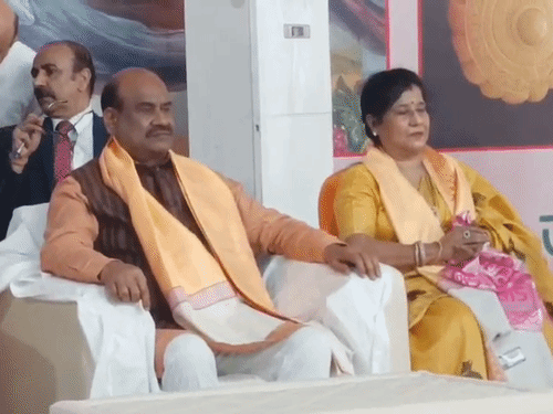 करीब 2:30 घंटे तक ओम बिरला और उनकी पत्नी ने मोरारी बापू की राम कथा को सुना।