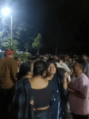 घटना की सूचना मिलते ही अभिषेक गुप्ता के परिजन अस्पताल पहुंचे। उनका रो-रो कर बुरा हाल था।