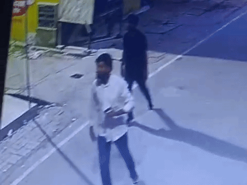 तीनों युवक ठाकुरगंज की कई गलियों के सीसीटीवी कैमरों में कैद हुए।