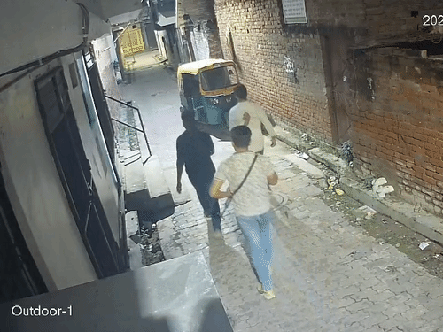 आगे-आगे 2 युवक चल रहे थे। पीछे वाले ने उन्हें असलहे से कवर दिया।