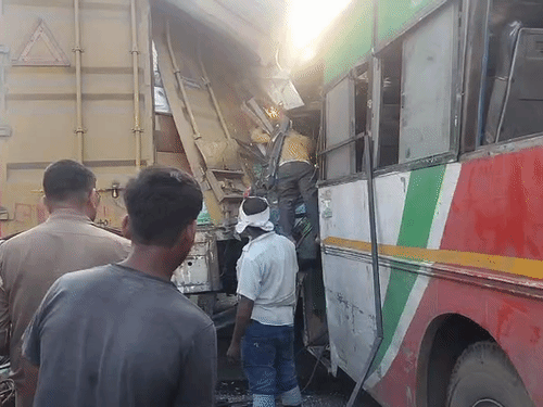 खड़े कंटेनर में घुसी रोडवेज बस, कंडक्टर समेत 5 यात्री घायल खड़े कंटेनर में घुसी रोडवेज बस, कंडक्टर समेत 5 यात्री घायल