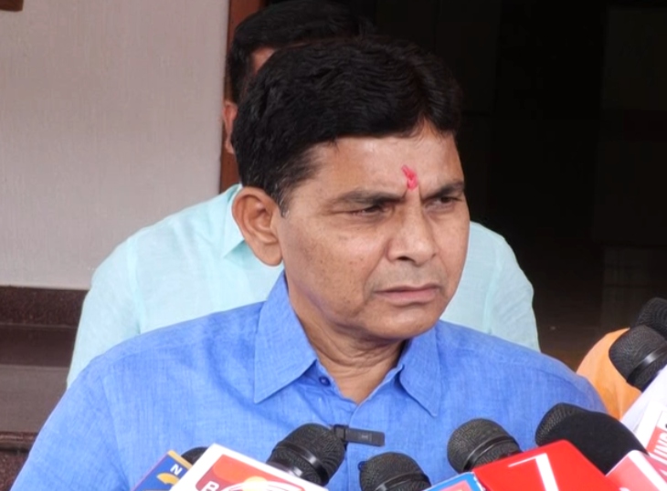 मंत्री टंकराम वर्मा मीडिया से चर्चा करते हुए।