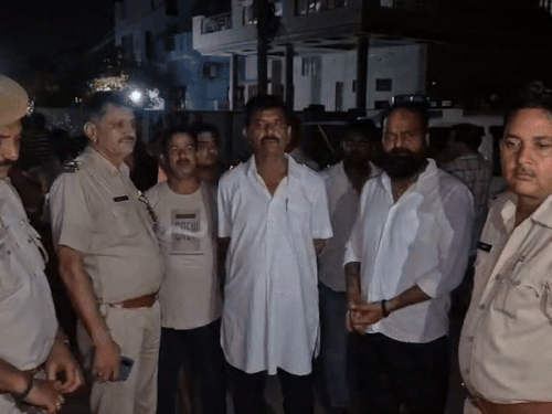 हरिभाऊ उपाध्याय नगर थाना पुलिस ने मौके पर पहुंच कर जांच की। पुलिस के अनुसार बालक की करंट लगने से मौत हुई है।